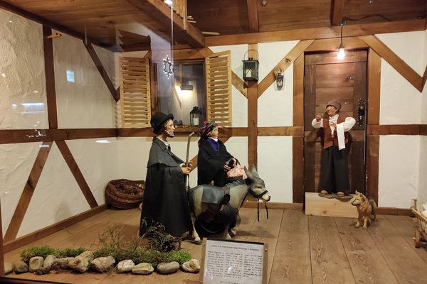 Szene mit Maria und Josef die bei einem Gastwirt um ein Zimmer betteln.