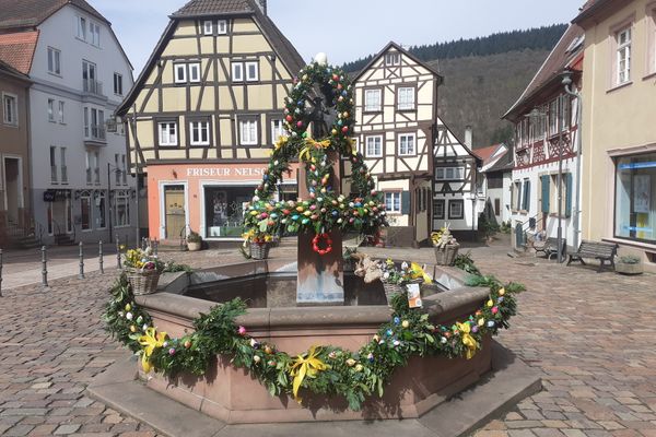 Osterbrunnen in der Altstadt von Neckargemünd
