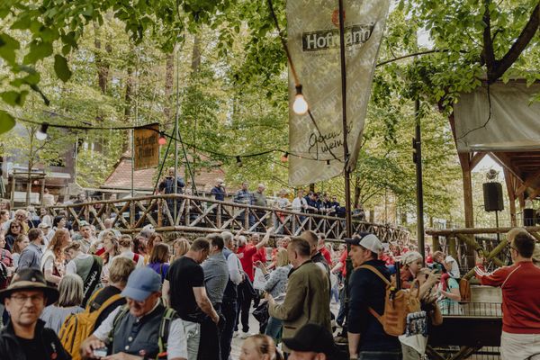 Bierkeller Saisoneröffnung_Gäste im Kellerwald