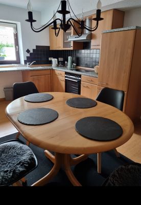 Küchenbereich mit Esstisch