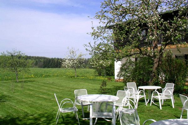 Garten und Sonnenterrasse