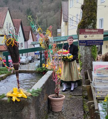 Osterbrunnen und Ostereiermarkt in Muggendorf