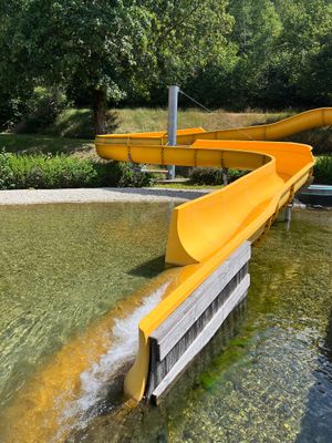 Das Bild zeigt den Ausgangsbereich der Wasserrutsche.