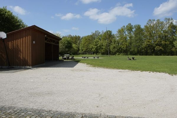 Schotterplatz, Unterstand und Volleyballfeld