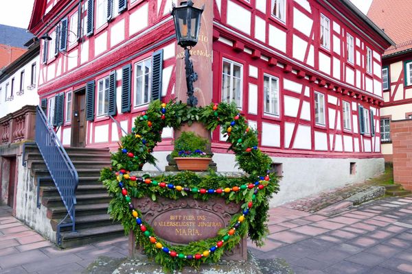 Österlich geschmückte Mariensäule in Amorbach
