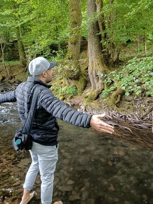 Ein Teilnehmer mit Rückenansicht während des Workshops Wandern und wachsen mitten im Wald.