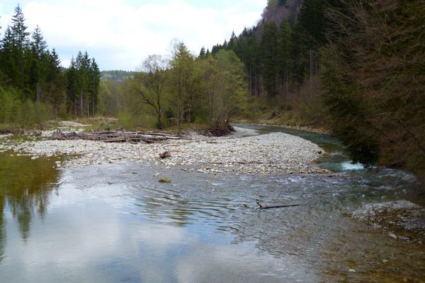 Die weiten Kiesbänke rund um den Kalkofensteg bieten sich zum Verweilen an.
