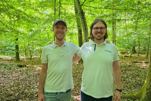 Christian Keller und bernhard Binder stehen nebeneinander im Wald.
