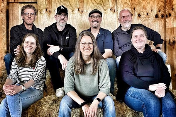 Vier Männer und drei Frauen - die Vocals der Band STIMMIK  -präsentieren sich als Gruppenbild