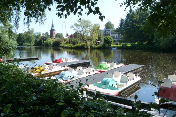 Tretbootanleger an den Seeterassen mit Blick über den See und Kirchturm im Hintergrund