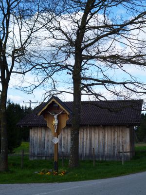 Wegkreuz an der Kreisstraße WM 11 wenig nördlich von Obersöchering.