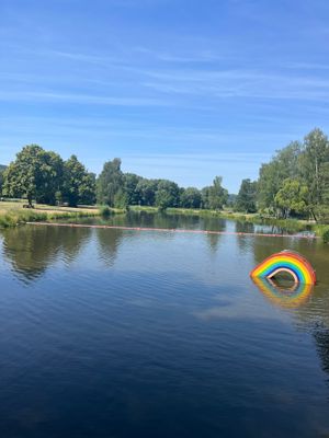 Das Bild zeigt eine Wasserrutsche für Kinder im See.