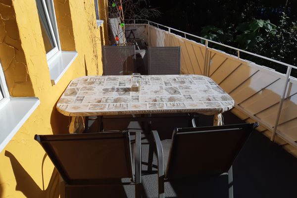 Hausansicht und Balkon