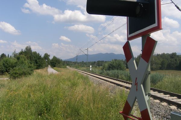 Unser Weg führt an der Bahnstrecke nach München entlang.