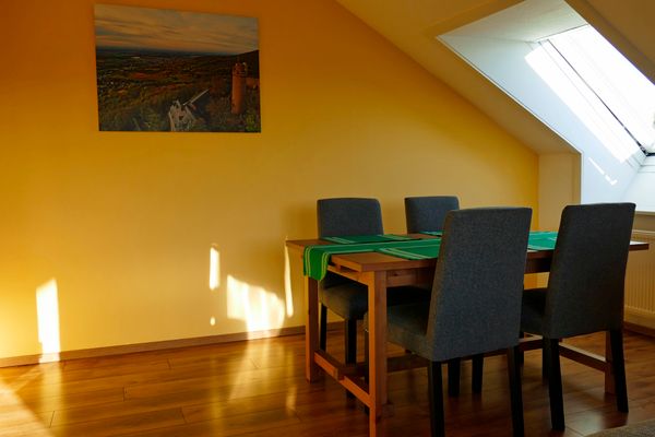 Esstisch mit 4 Stühlen in der Ferienwohnung Hirtenberg