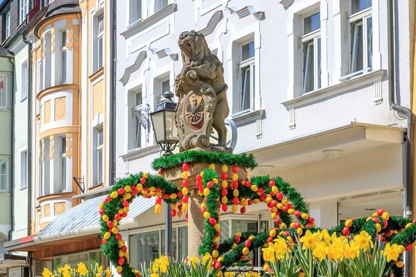 Bunt geschmückter Osterbrunnen in Marktredwitz