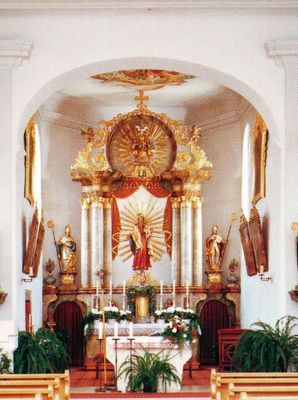 Hochaltar der Kirche St. Martin in Konzell mit Deckengewölbe, Heiligenfiguren und umgeben von Wandbildern.