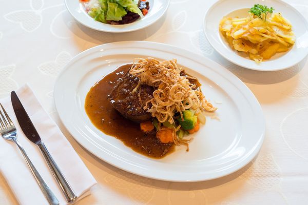 Zwiebelrostbraten mit Bratkartoffeln