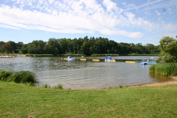 Blick vom Kiesstrand über den See