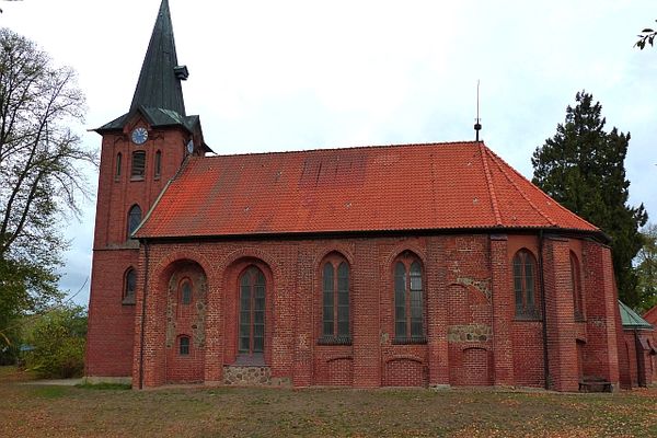 Die Mauritiuskirche Altenmedingen, eine große, rote Backsteinkirche mit hohem Turm.