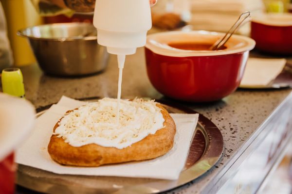 Annafest_Lángos mit Sauerrahm