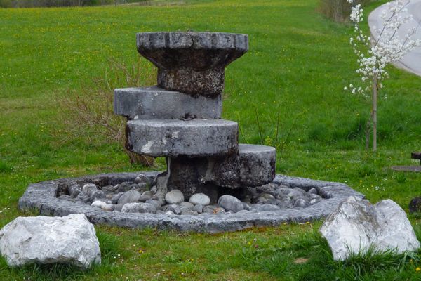 Tuffstein-Brunnen auf der Ostseite des Huglfinger Bahnhofs.