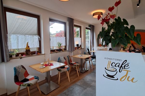 Auf dem Bild ist der Innenbereich der Konditorei / des Cafés Ju zu sehen.