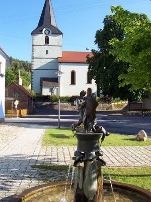 Eschenfelden Dorfplatz mit Schneckenbrunnen