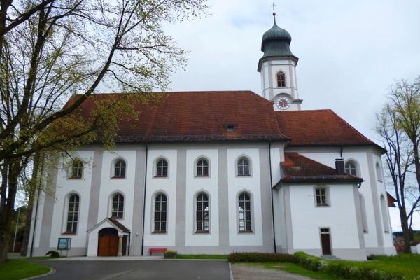 Die Pfarrkirche Mariä Heimsuchung in Lechbruck.
