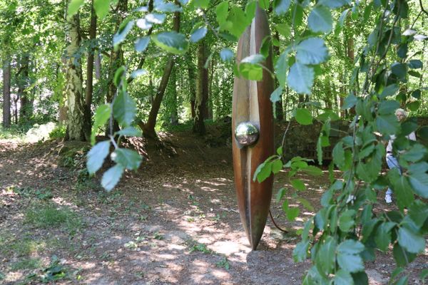 Skulptur "Im Fluss" im Park Allerhop
