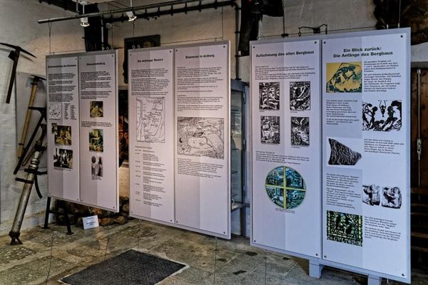 Auf dem Foto ist die Infostelle Altes Bergwerk Kleiner Johannes abgebildet.