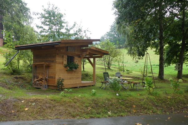 Gartenhütte mit Grillplatz