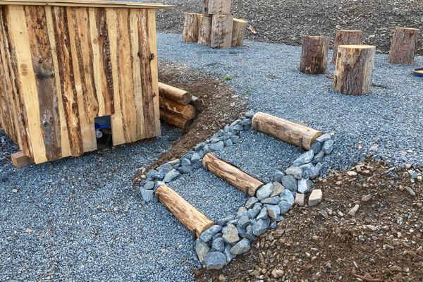 Sitze aus Holzstämmen und Holzlager