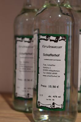 Kirschwasser von den eigenen Obstwiesen