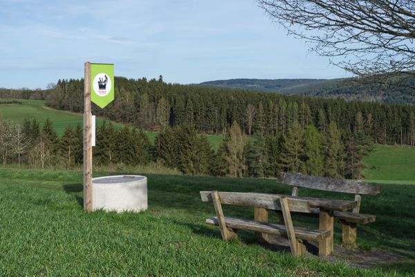 Picknickstation auf der Spessartspur in Burgjoss