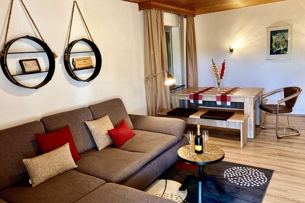 GroÃes Wohn- und Esszimmer mit Schlafcouch