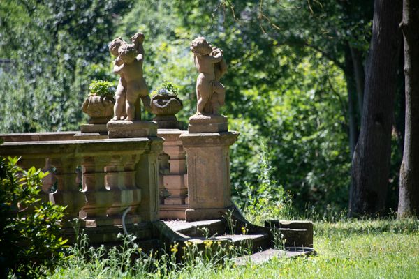 Die parkseitige Terrasse und ihr imposantes Balustergeländer