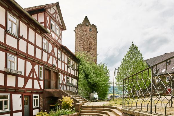 Gleich fünf Burgen umgeben von herrlichen Fachwerkbauten sind in der Burgenstadt Schlitz im Vogelsberg zu finden. Besonders gut einsehen kann man sie von der Aussichtsplattform des Hinterturmes.
