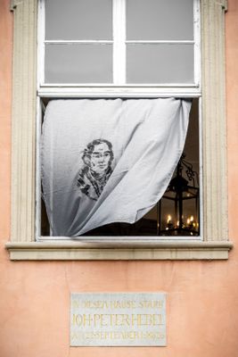 Bild des Datensatzes Poetry Slam und Vernissage der Schülerausstellung des Hebel-Gymnasiums Hebel heute – für junge Leute