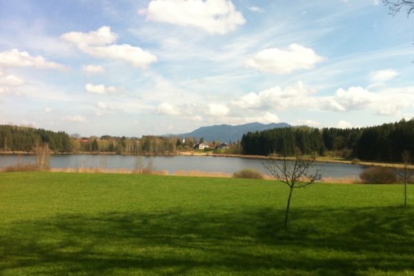 Der Huberweiher ist malerisch in die Voralpenlandschaft eingebettet