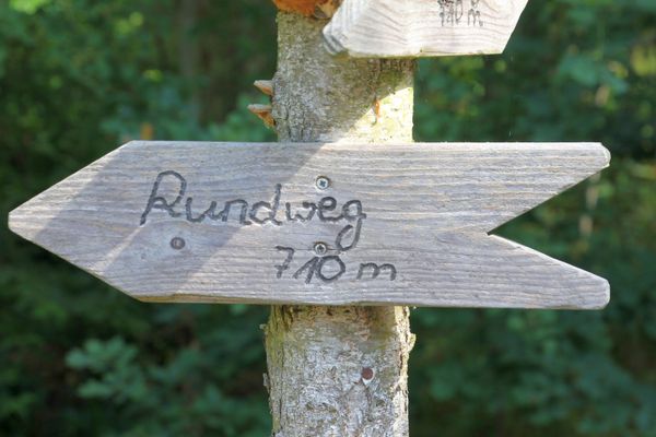 Hinweisschild Rollstuhlwanderweg