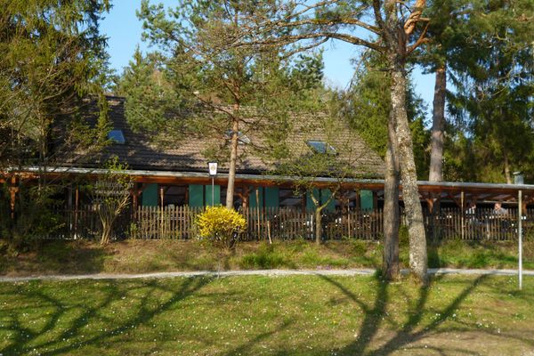 Das Fohnseestüberl mit Biergarten liegt direkt am Ostufer des Fohnsees.