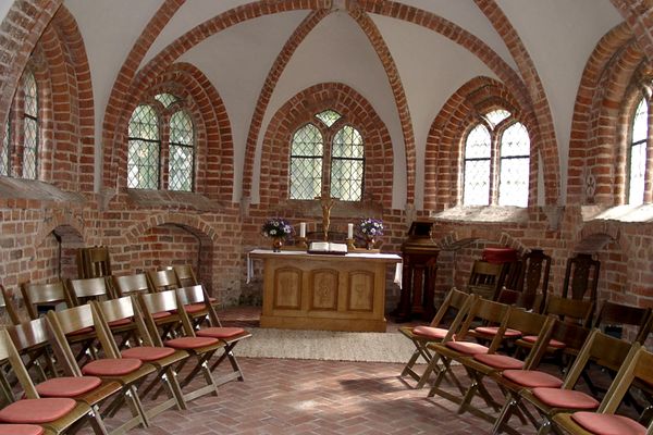 Innenansicht des Altarraumes mit Dachbögen