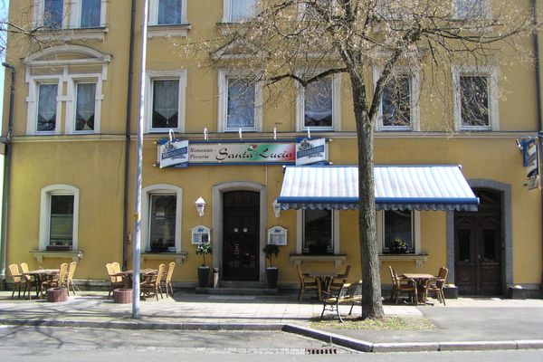Auf dem Bild ist die Pizzeria Santa Lucia von außen zu sehen.