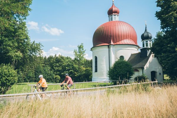 Radler an der Heuwinklkapelle Iffeldorf
