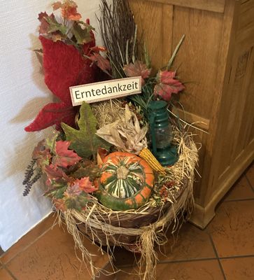 Herbstliche Dekoration mit Kürbissen und Blättern im Restaurant und Hofecafé Utspann