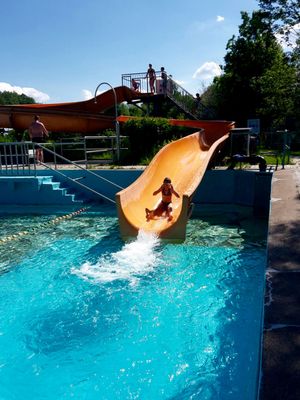 Auf dem Bild ist die Rutsche im Freibad zu sehen.