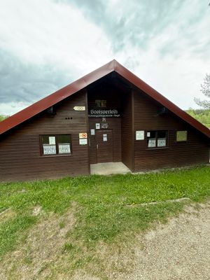 Auf dem Bild ist die Hütte des Tretbootverleih am Nageler See (FGV) zu sehen.