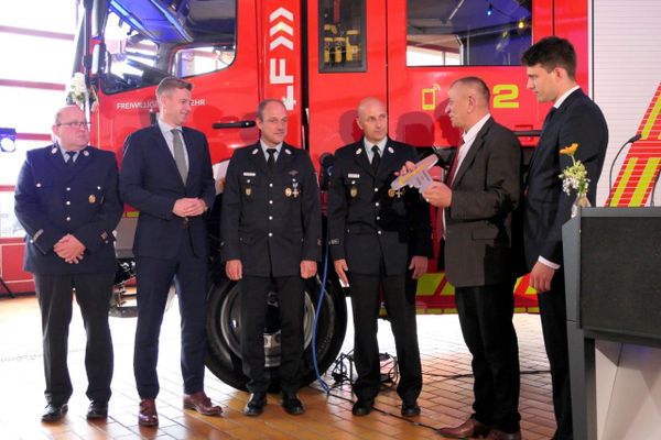 Symbolische Schlüsselübergabe (von links) Vorsitzender Michael Tholl, Landrat Dr. Oliver Bär, Zweiter Kommandant Jens Wagenlechner und  Erster Kommandant Marco Wagenlechner, 1. Bürgermeister Frank Stumpf und Landtagsabgeordneter Kristan von Waldenfels.