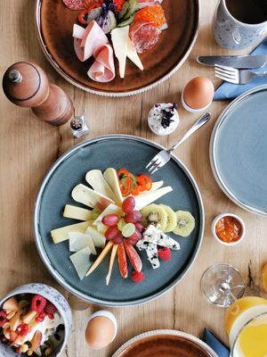 ein gedeckter Frühstückstisch im Zum G‘leut